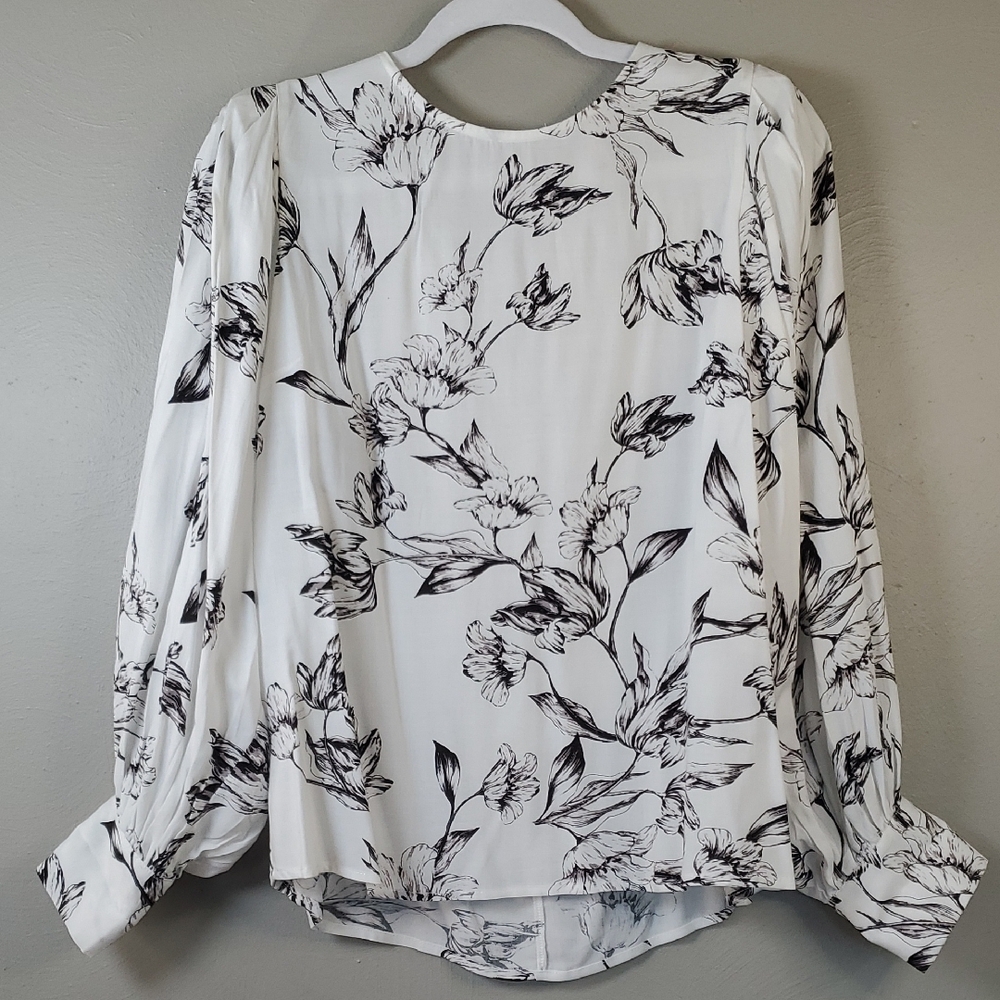 Philosophy Black and Off White Floral Blouse. Puffy Long Sleeves. Medium
